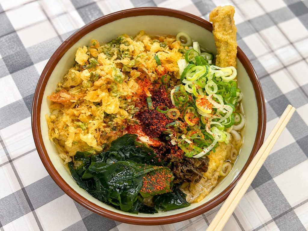 モルックの練習後に食べた天ぷらとわかめ入りのうどん